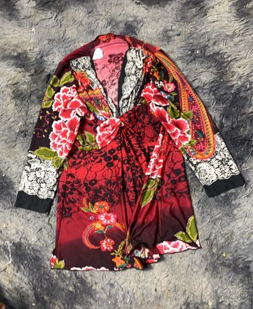 Rotes Blumenmusterkleid