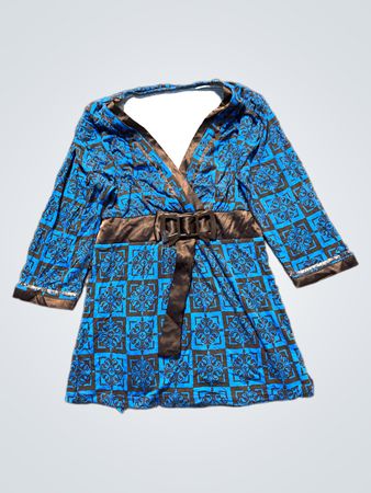 Robe mit blauem und braunem Muster