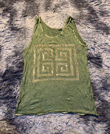 Grünes Tanktop mit verziertem Logo