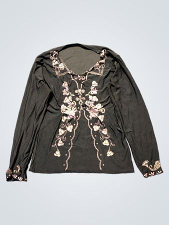 Schwarzes Langarmshirt mit besticktem Blumenmuster auf der Vorderseite und den Ärmeln.