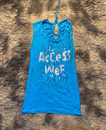 Blaues Tanktop mit dem Text "ACCESS WEF