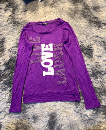 Violettes Langarmshirt mit LOVE-Grafik