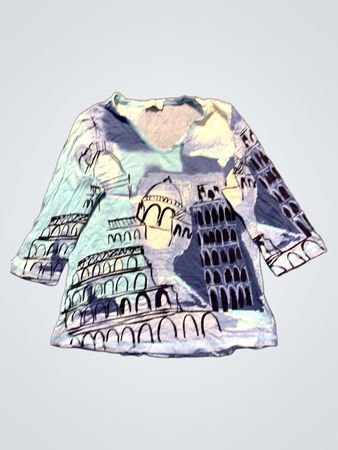 Blaues und weißes T-Shirt mit Druck von römischen Sehenswürdigkeiten