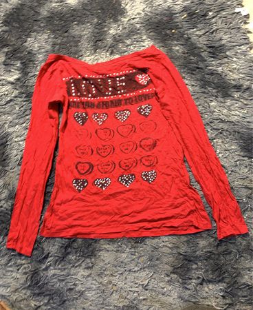 Rotes Langarmshirt mit Herzen und "LOVE"-Grafik