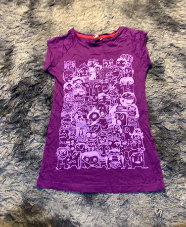 Lila T-Shirt mit Doodle-Druck