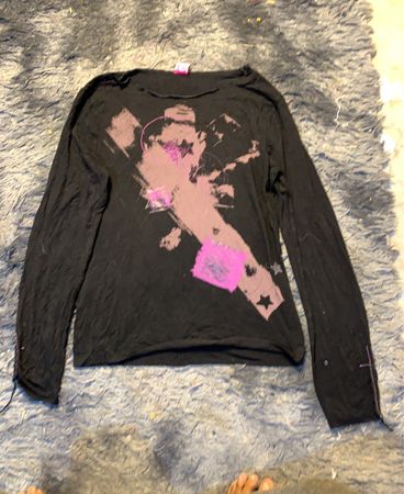 Schwarz langärmliges Grafik-T-Shirt