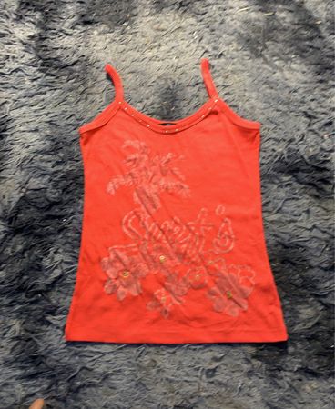 Rotes Tanktop mit floralem Design