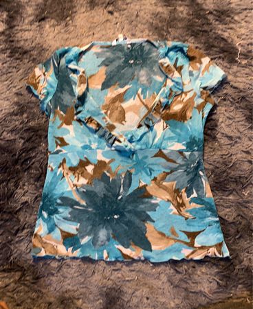 Bluse mit blauem Blumenmuster