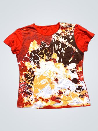 Rotes T-Shirt mit Blumenmuster