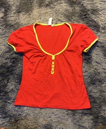 XUXU Rotes T-Shirt mit gelbem Besatz