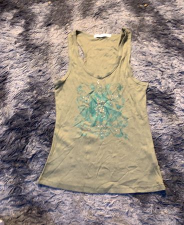 Olivengrünes Tanktop mit verziertem Design