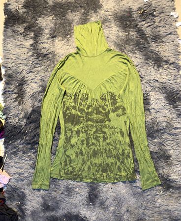 Grünes Langarm-Shirt mit Rollkragen und Grafikdruck