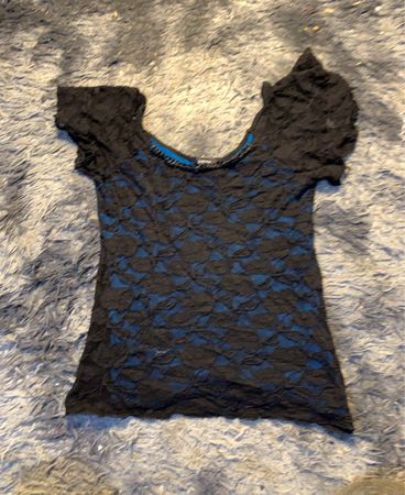 Schwarzes Spitzenoberteil mit blauer Fütterung