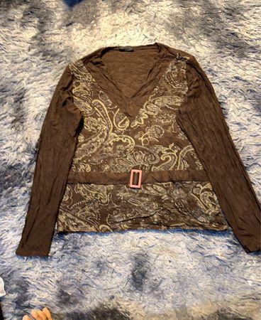 Braunes Langarmhemd mit Paisley-Muster und Schnallen-Detail