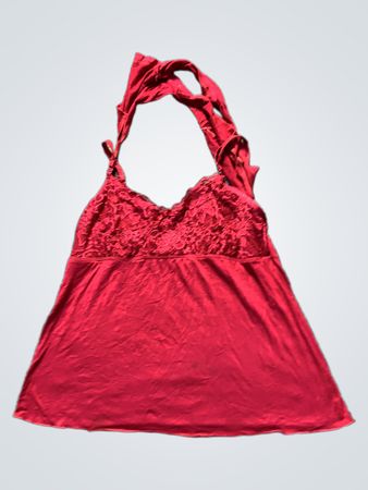 Rotes Top mit Spitzenbesatz