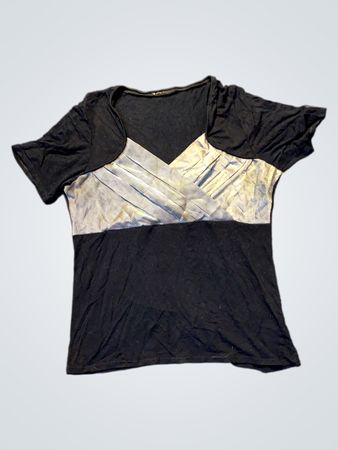 Schwarzes T-Shirt mit metallischem Detail