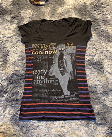 Schwarzes T-Shirt mit "WAS IST JETZT COOL STARS AND STYLE bereit für alles Zack ist der beste Typ überhaupt... Es geht nur um mich" Grafik
