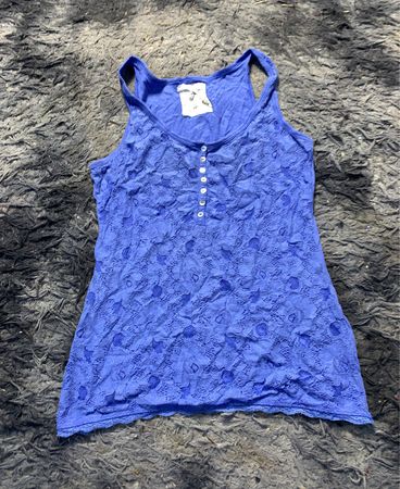 Blaues Spitzen-Top
