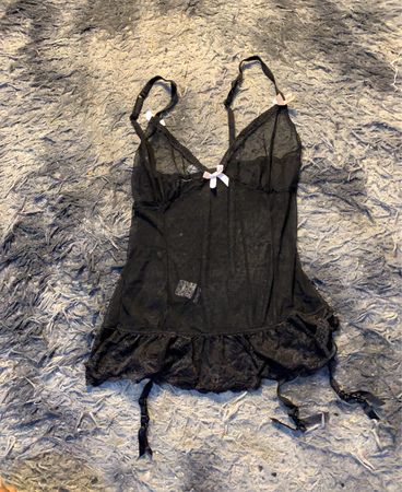 Schwarzes, durchsichtiges Babydoll mit Spitzenverzierung