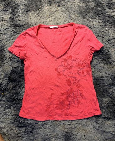 Rosa V-Ausschnitt T-Shirt mit floralem Design