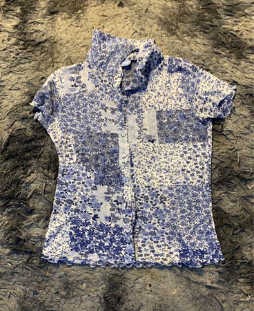 Kurze Bluse mit blauen Blumenmuster und Kragen