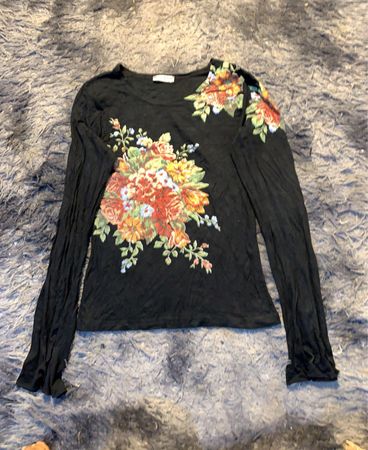 Schwarzes Langarmshirt mit Blumenmuster