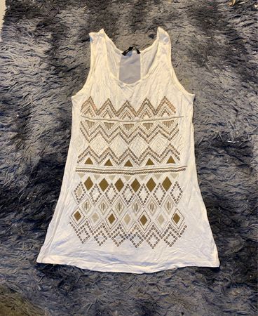 Schwarzes Tanktop mit geometrischen Verzierungen