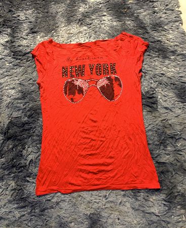 Rotes T-Shirt mit New York Grafik