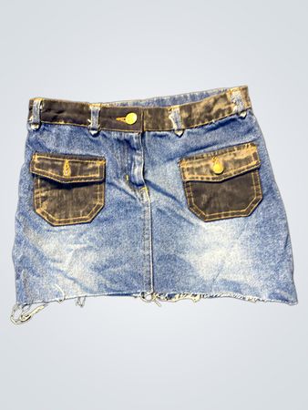 Blauer Jeansrock mit schwarzen Akzenten