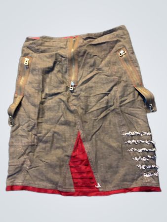 Jeansrock mit roten Akzenten und Reißverschlüssen