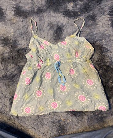  hellblauer Cami mit pinkem und grünem Muster
