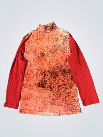 Rotes Langarm-Oberteil mit Stehkragen und aufwendigem Druck