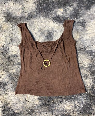Braunes Tanktop mit Ringdetail