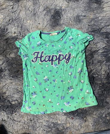 Grünes T-Shirt mit floralem Muster und "Happy"-Grafik