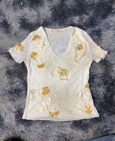 Weißes V-Ausschnitt-T-Shirt mit floralen Verzierungen