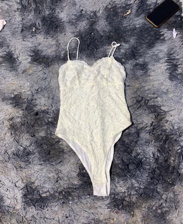 Weißer Spitzen-Bodysuit