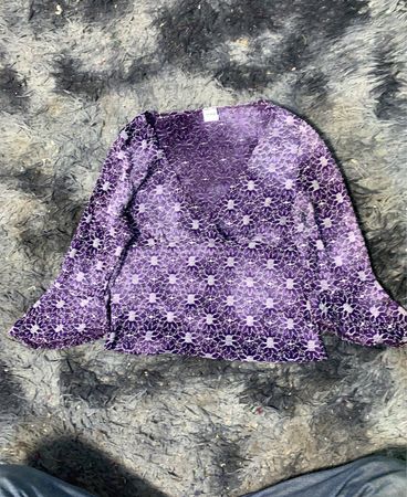 Lila floral bedrucktes V-Ausschnitt Langarmoberteil