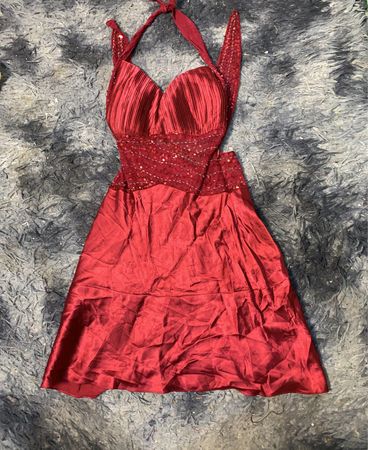 Rotes Halter-Kleid mit Paillettenverzierung