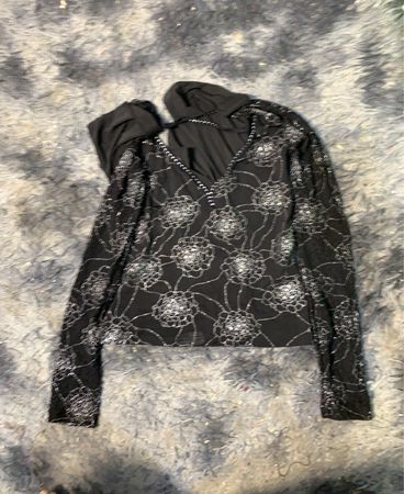 Schwarzes Langarmoberteil mit floralen Verzierungen