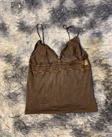 Braune Camisole mit Spitzenbesatz