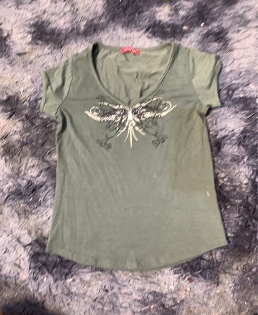 Grünes T-Shirt mit grafischem Design