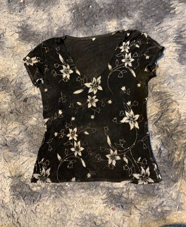 Schwarzes T-Shirt mit weißem Blumenmuster