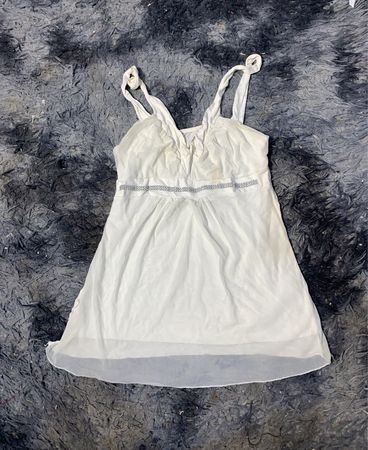 Weißes Tanktop mit dekorativem Besatz