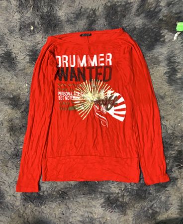 Rotes Langarmshirt mit "DRUMMER WANTED" Grafik