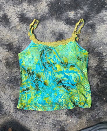 Blaues und grünes gemustertes Tanktop