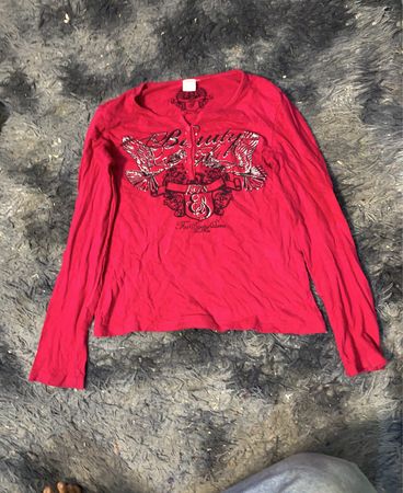 Rotes Langarmshirt mit Grafikdruck