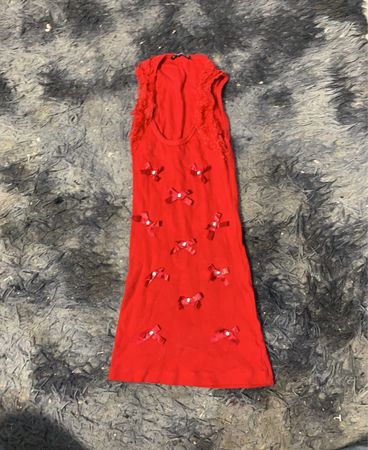 Rotes ärmelloses Kleid mit Schleifen