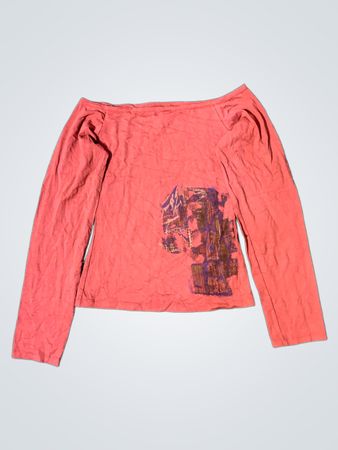 Rotes Langarmshirt mit grafischem Druck