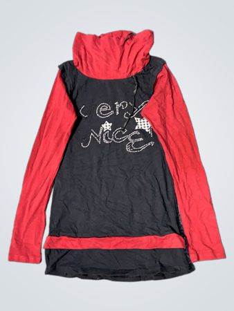 Schwarzes und rotes Rollkragenlangarmshirt mit "sehr NETTEM" Strassdesign