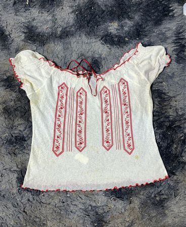 Weißes T-Shirt mit roter Stickerei und Rüschensaum
